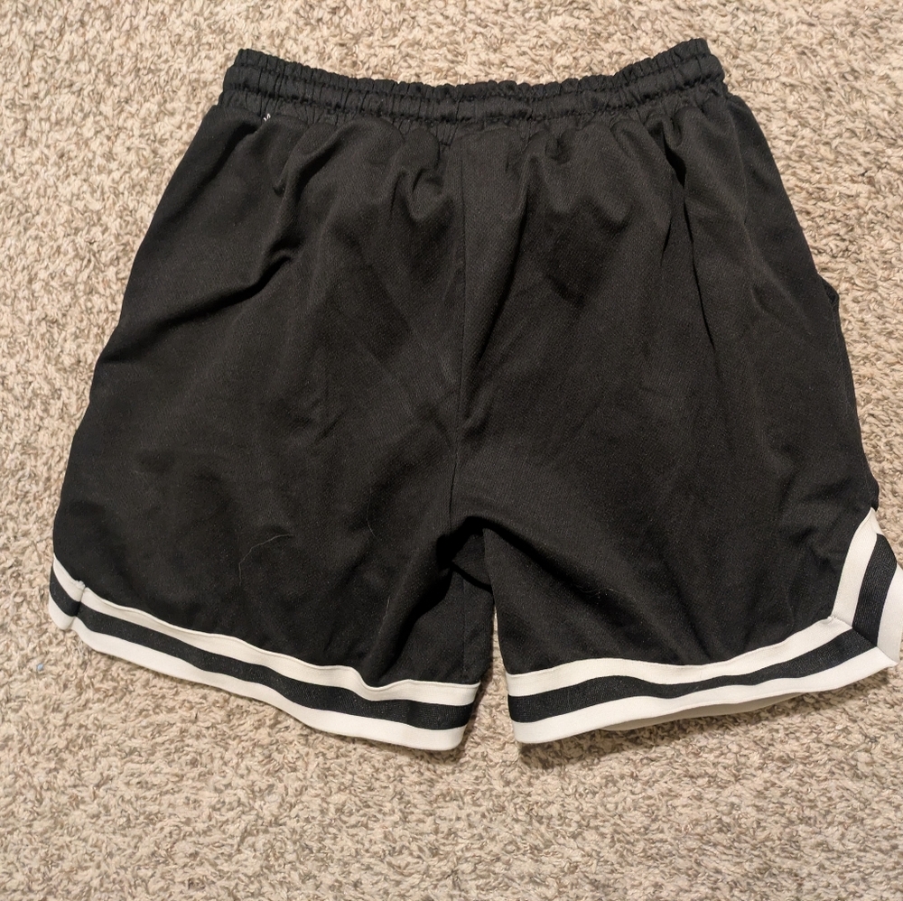 boohooMAN Loose Fit B Applique Mesh Short Length Basketball Short - Picture 6 of 8